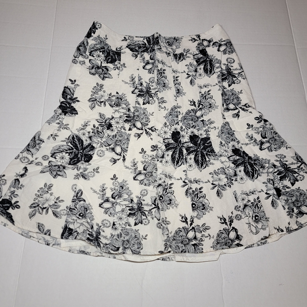LOFT Size 2P Black and White Pleated Floral Lined Mini Skirt‎